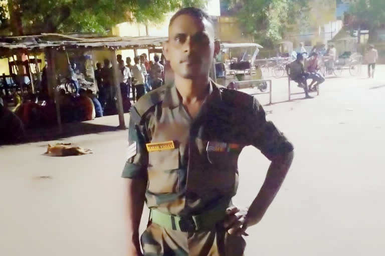 Fake Jawan Arrested : পানাগড়ে সেনা ছাউনির বাইরে ধৃত ভুয়ো সেনা জওয়ান