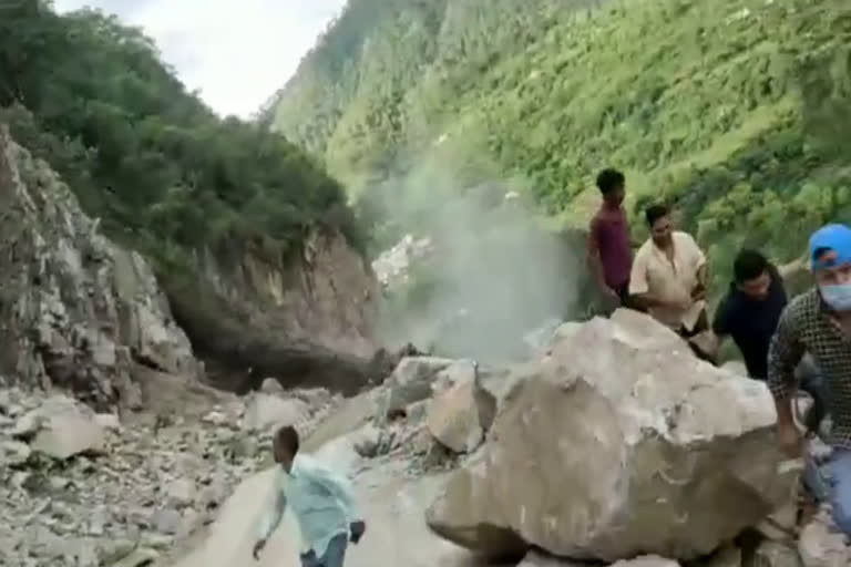 landslide-on-dharasu-yamunotri-highway