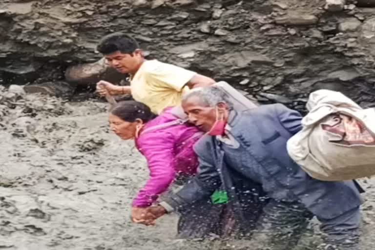 helicopter-will-rescue-the-trapped-tourists-in-lahaul-spiti