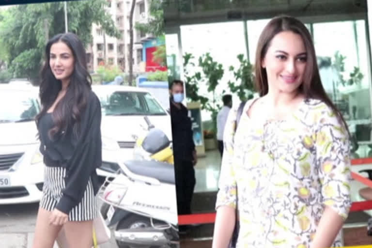 Sonakshi and Sonal Chauhan spotted, Sonakshi and Sonal Chauhan spotted in Mumbai, Bollywood news, Bollywood actress news, ಕಾಣಿಸಿಕೊಂಡ ಸೋನಾಕ್ಷಿ ಮತ್ತು ಸೋನಾಲ್​ ಚೌವಾಣ್​, ಮುಂಬೈಯಲ್ಲಿ ಕಾಣಿಸಿಕೊಂಡ ಸೋನಾಕ್ಷಿ ಮತ್ತು ಸೋನಾಲ್​ ಚೌವಾಣ್​, ಬಾಲಿವುಡ್​ ಸುದ್ದಿ, ಬಾಲಿವುಡ್​ ನಟಿಯರ ಸುದ್ದಿ,