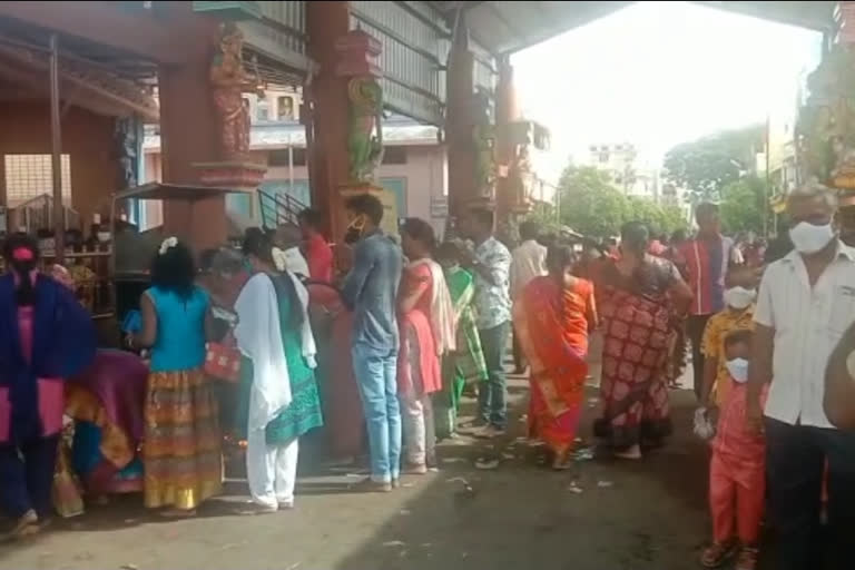 gold chain thjeft in karur mariyamman temple aadi friday festivel