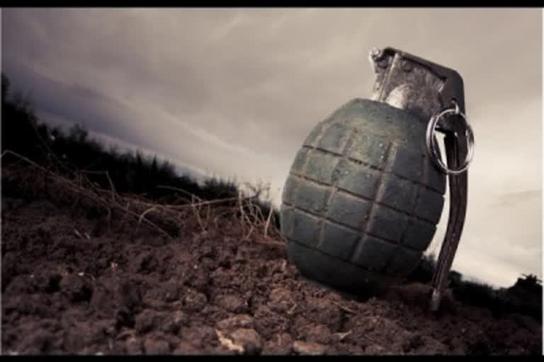 Two CRPF jawan  civilian injured in grenade attack in J&K's Baramulla  grenade attack  J&K's Baramulla  ഗ്രനേഡ് ആക്രമണം  2 CRPF jawans and civilian injured in grenade attack in J&K  Two CRPF jawans and civilian injured  Jammu and Kashmir  grenade attack  സിആർപിഎഫ് ജവാൻമാർക്കും പ്രദേശവാസിക്കും പരിക്ക്  ഖാൻപോറ  ബാരാമുള്ള  ബാരാമുള്ള ഗ്രനേഡ് ആക്രമണം  ബാരാമുള്ള തീവ്രവാദി ാക്രമമം  തീവ്രവാദം  ബാരാമുള്ള ഭീകരാക്രമണം  തീവ്രവാദികൾ സുരക്ഷാ ഉദ്യോഗസ്ഥർക്ക് നേരെ ഗ്രനേഡ് എറിഞ്ഞ സംഭവം  ഗ്രനേഡ്  ആക്രമണം  attack