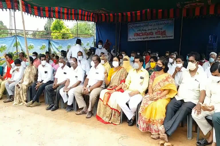 all parties protest at dharna chowk vijayawada
