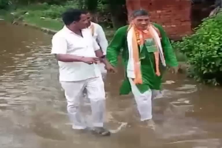 बीजेपी विधायक को नाराज ग्रामीणों ने पानी से लबालब सड़क पर चलवाया, वीडियो वायरल