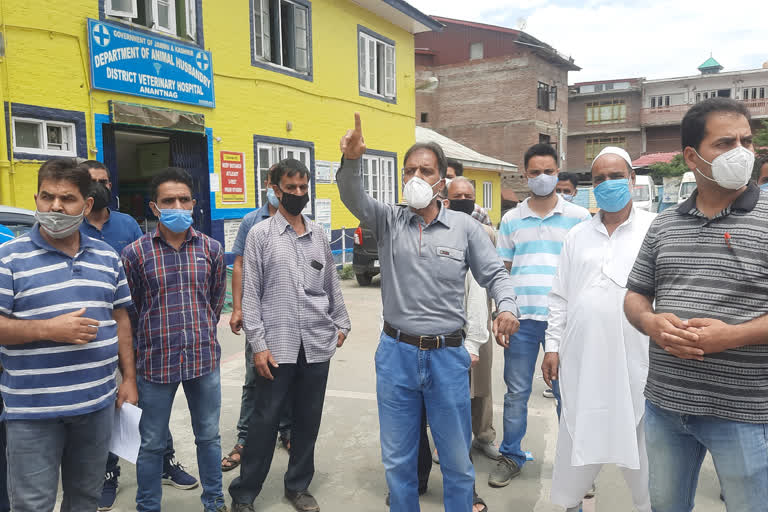 اننت ناگ میں ناجائز تعمیرات کے خلاف ملازمین کا احتجاج