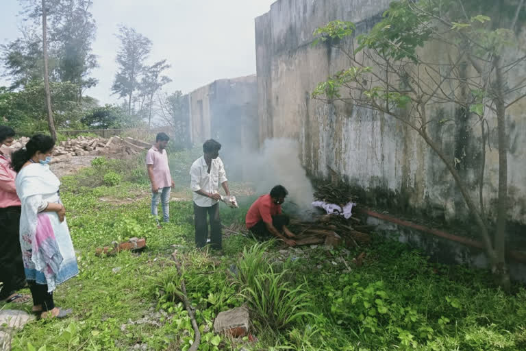 ಸಕಲ ಸರ್ಕಾರಿ ಗೌರವಗಳೊಂದಿಗೆ ನವಿಲು ಅಂತ್ಯ ಸಂಸ್ಕಾರ