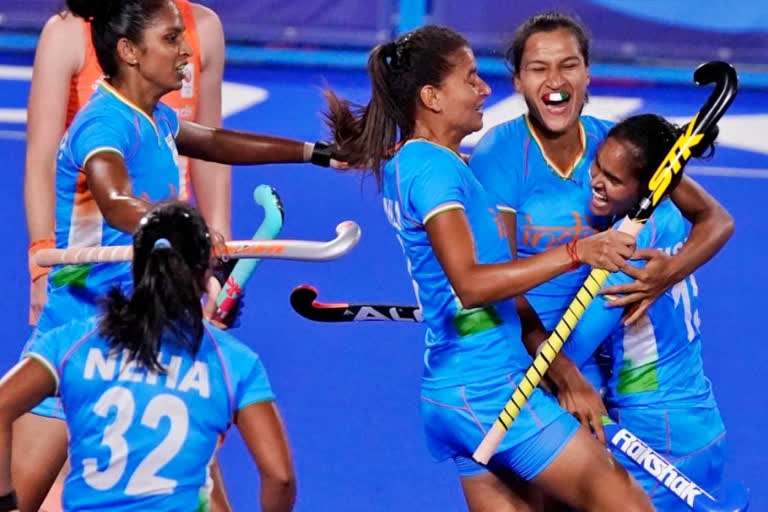 womens hockey india beat South Africa, womens hockey india beat South Africa in Tokyo Olympics, womens hockey india, womens hockey india news, ಗೆದ್ದ ಭಾರತ ಮಹಿಳಾ ಹಾಕಿ ತಂಡ, ಸೌತ್​ ಆಫ್ರಿಕಾ ವಿರುದ್ಧ ಗೆದ್ದ ಭಾರತ ಮಹಿಳಾ ಹಾಕಿ ತಂಡ, ಭಾರತ ಮಹಿಳಾ ಹಾಕಿ ತಂಡ, ಭಾರತ ಮಹಿಳಾ ಹಾಕಿ ತಂಡ ಸುದ್ದಿ,