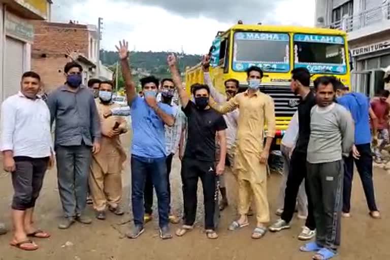 راجوری: سڑک کی خستہ حالی پر انتظامیہ کے خلاف احتجاج