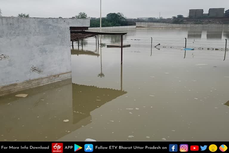 caspers home submurged in agra due to heavy rain