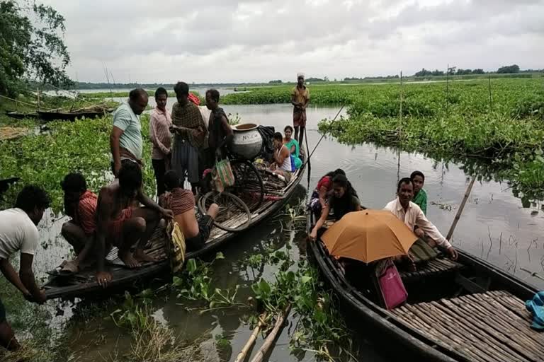 ঝুঁকির পারাপার যাত্রীদের, নেই প্রশাসনের হেলদোল