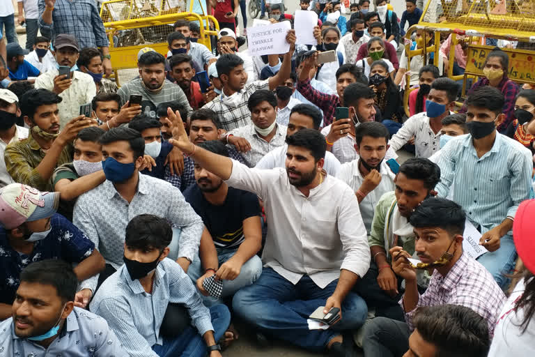 Students protested fiercely in JNVU, JNVU में छात्रों का प्रदर्शन