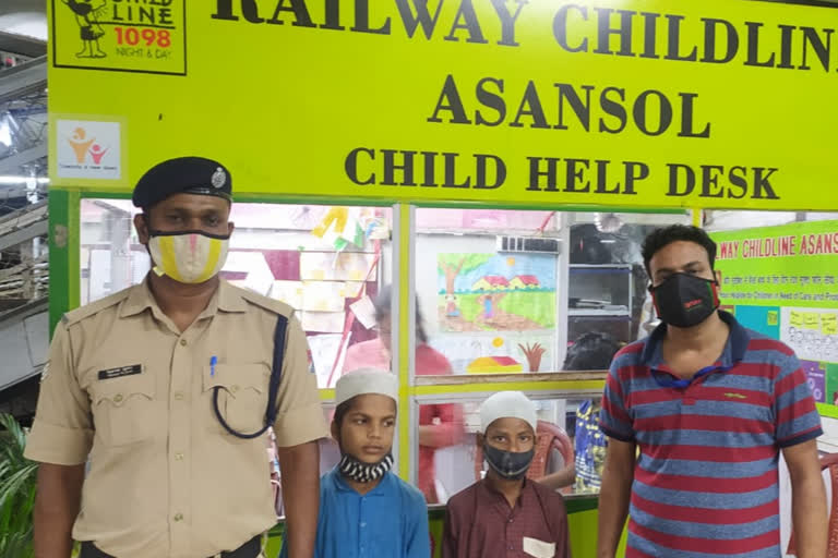 children from Shaktipunj Express at dhanbad