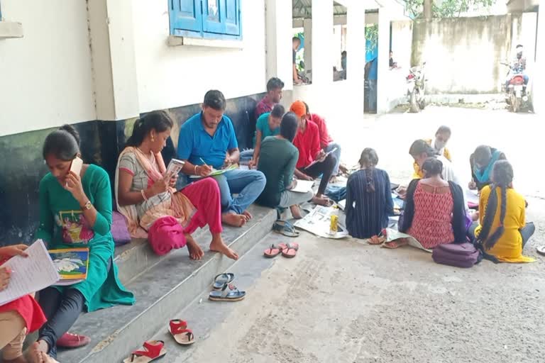 করোনায় বন্ধ শিক্ষা প্রতিষ্ঠান ; অথচ কলেজে বসে পরীক্ষা দিলেন পড়ুয়ারা