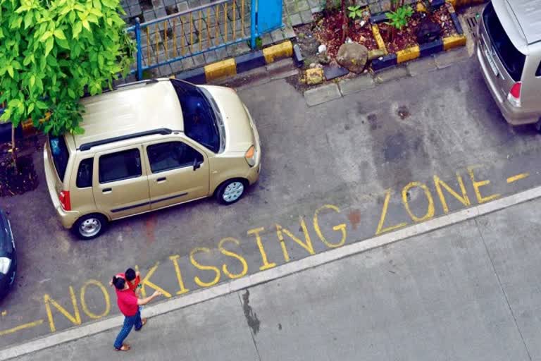 No Kissing Zone