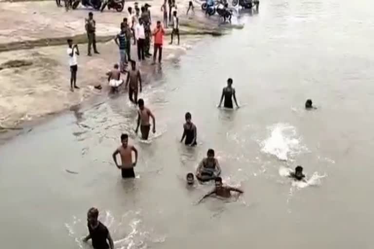 Search continues for a man drowned in Khudia river of dhanbad