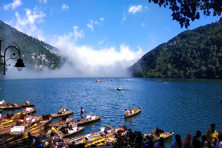 tourists-reaching-nainital-in-large-numbers-during-the-weekend