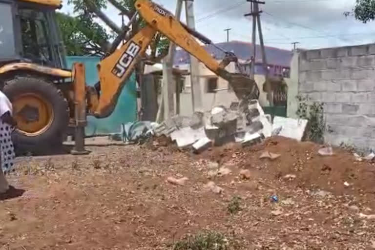 discriminatory wall Demolished in covai pannimadai