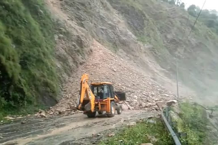 Landslide at NH 10 in Kalimpong while a Car Driver Dead in that accident