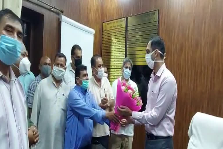 newly-appointed-municipal-commissioner-abhishek-rohilla-took-charge