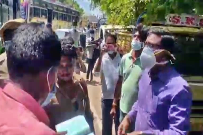 District Collector chased away and fined those who did not wear masks  தஞ்சாவூர் செய்திகள்  தஞ்சாவூரில் அதிகரிக்கும் கரோனா பரவல்  கரோனா பரவல்  கரோனா தொற்று  கரோனா பாதிப்பு  தஞ்சையில் அதிகரிக்கும் கரோனா  corona infection  tanjavur corona case increase  அபராதம் விதித்த மாவட்ட ஆட்சியர்  tanjavur news  tanjavur latest news  tanjavur district collector  District Collector fined those who did not wear masks