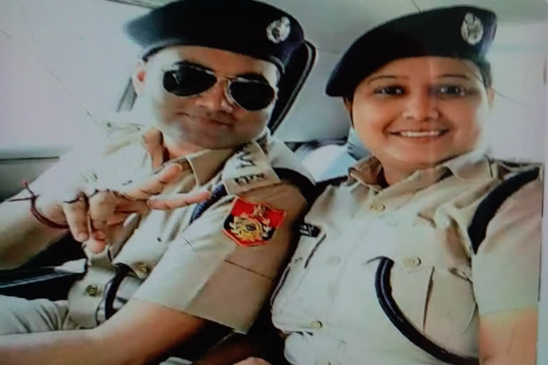 बिहार में IPS की वर्दी में पति ने खिंचवाई फोटो