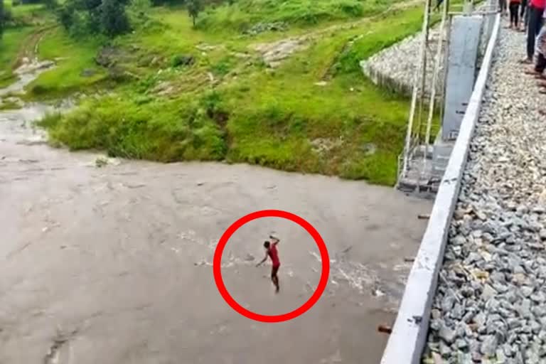 Fearless children live stunt from railway bridge in ramgarh