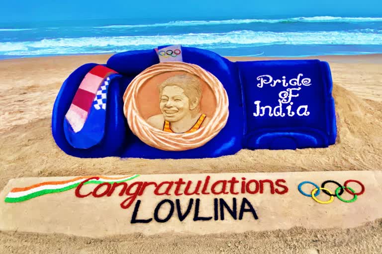 international sand artist Sudarsan pattnaik, 10ft long sand glove for boxer lovlina borgohain, olympics bronze medalist lovelina borgohain, ବାଲୁକା କଳାରେ ଲଭଲିନାଙ୍କୁ ଶୁଭେଚ୍ଛା, Tokyo Olympics, ଟୋକିଓ ଅଲମ୍ପିକ ସେମିଫାଇନାଲ, ଅନ୍ତର୍ଜାତୀୟ ବାଲୁକାଶିଳ୍ପୀ ସୁଦର୍ଶନ ପଟ୍ଟନାୟକ