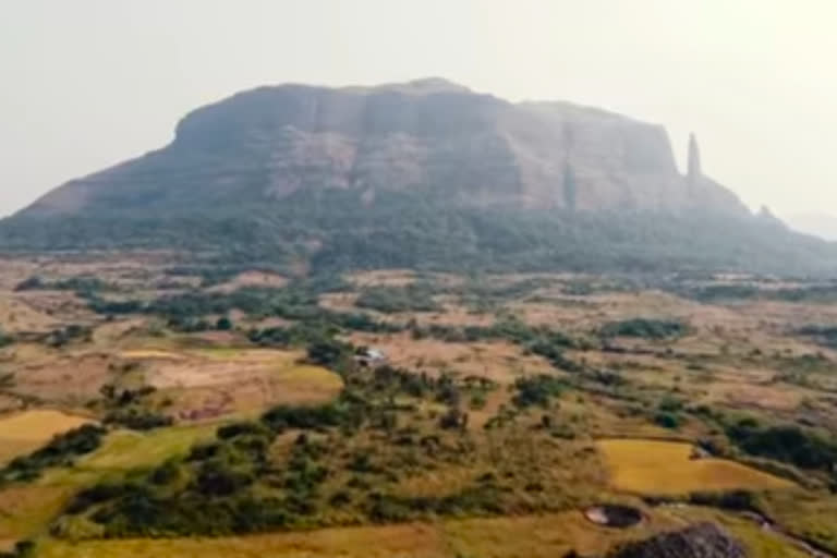 girl falling from Jeevdhan fort