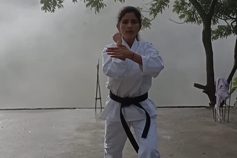 zila parishad neelam kumari won gold medal in state karate championship