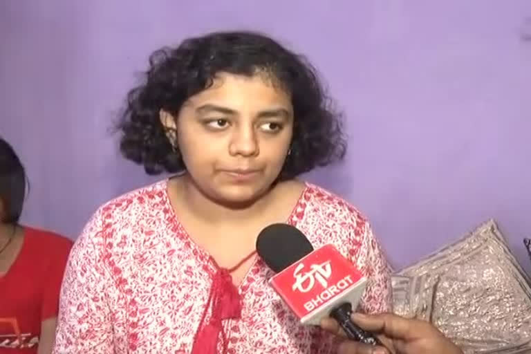 vanisha-pathak-whose-parents-died-in-covid-scored-99-dot-8-percent-marks-in-cbse-10th-exam-in-bhopal