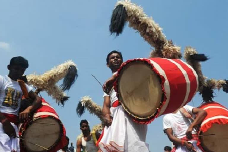 dhakis are urging to mamata banerjee for their covid vaccination before durga puja