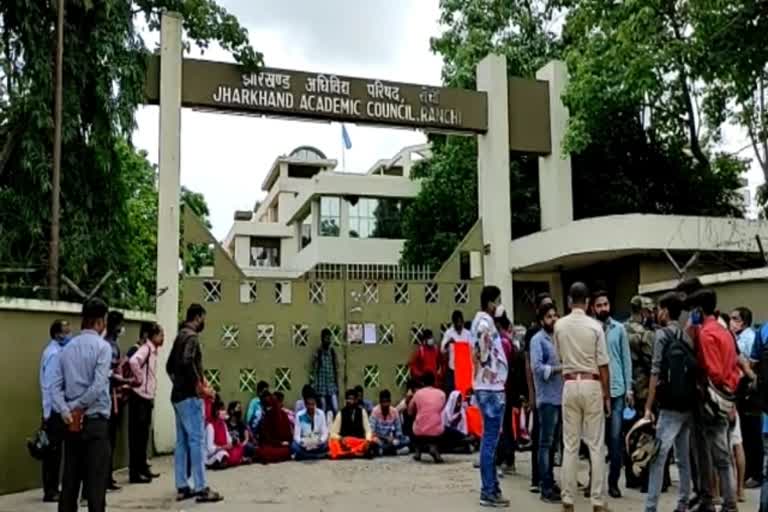 Ruckus of students outside jharkhand academic council office in ranchi