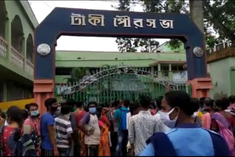 Chaos for Covid 19 Vaccination in Taki municipality in Basirhat North 24 Pargana