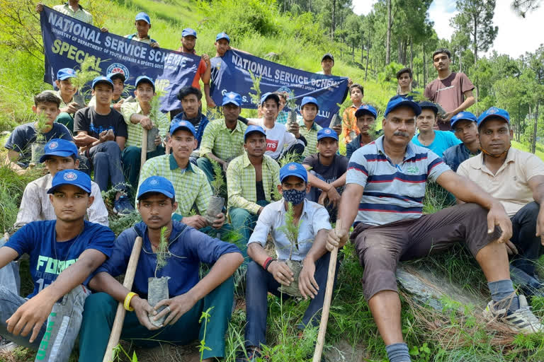 पौधा रोपण करते हुए छात्र