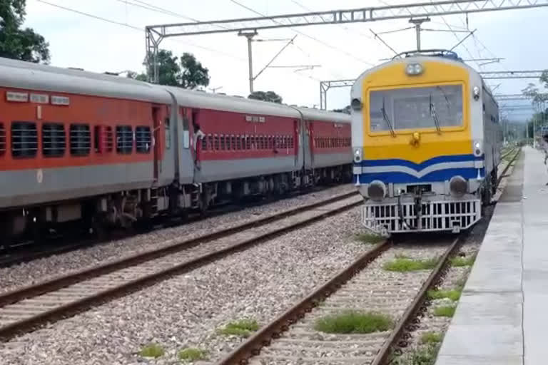 Gorakhpur-Dehradun Express train