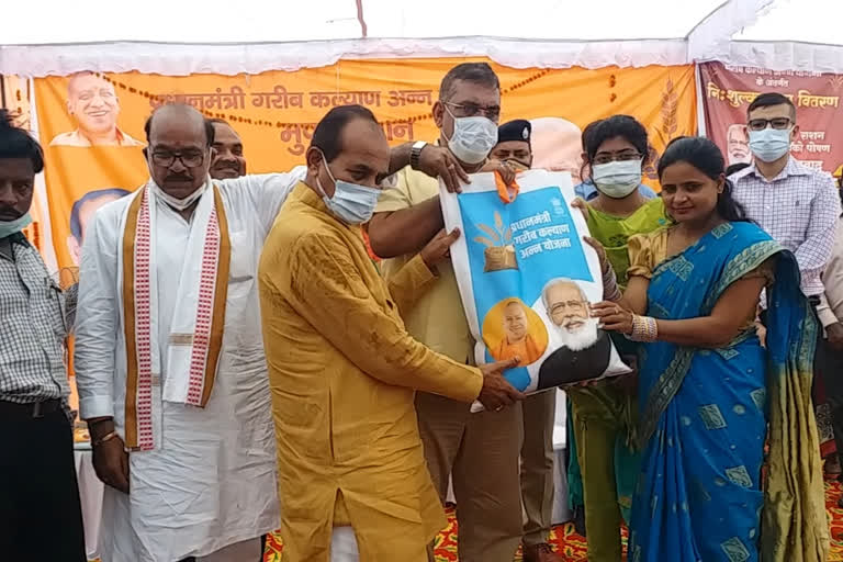 distribution of ration PMGKY beneficiaries in barabanki