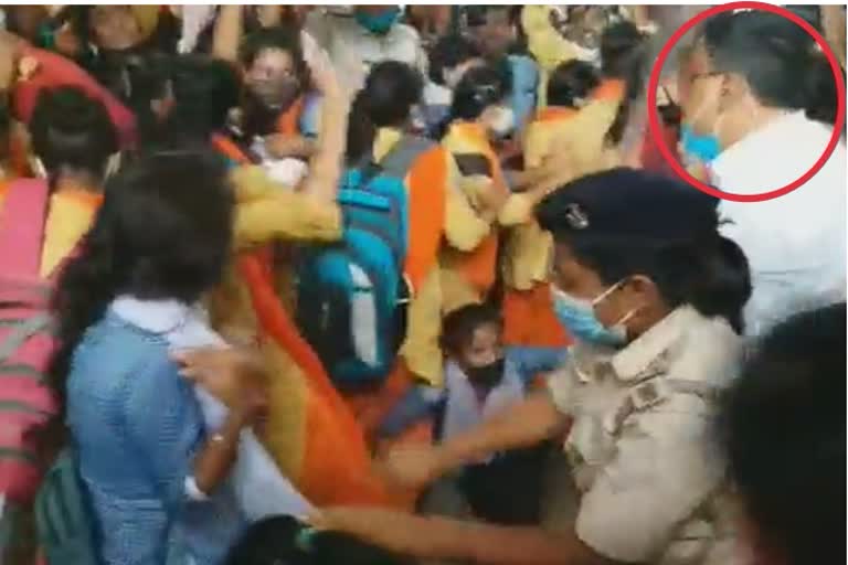 lathi charge on girl students in dhanbad