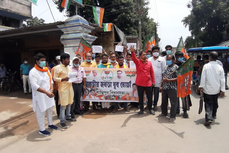 BJPs Yuva Morcha protests in Shantipur municipality on vaccine corruption