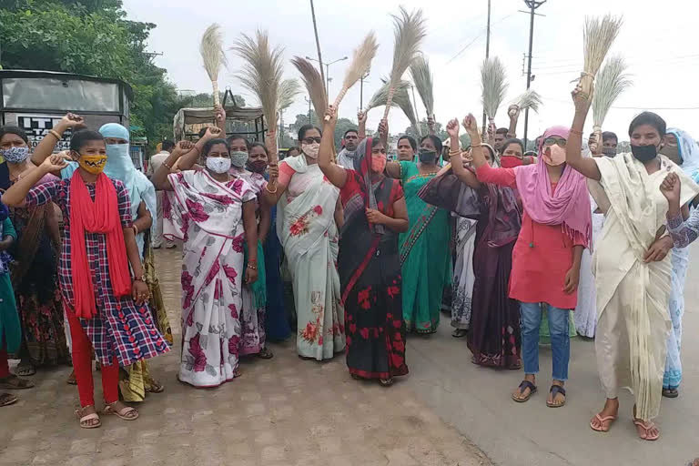 दिवंगत पंचायत शिक्षक संघ का प्रदर्शन