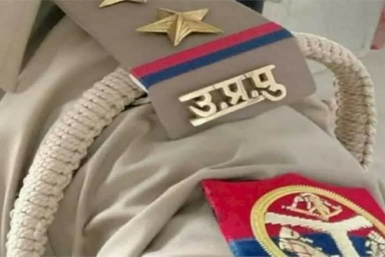 यूपी महिला पुलिसकर्मी.