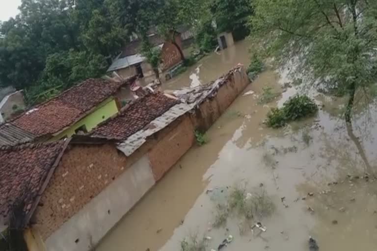 गांव में आई बाढ़