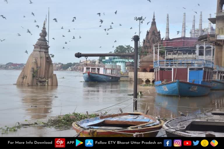 वाराणसी में वार्निंग लेवल के करीब गंगा.