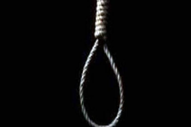 13 year old boy found dead in poonthura  suicide of 13 yr old boy  poonthura  പൂന്തുറയിൽ പതിമൂന്നുകാരന്‍ തൂങ്ങിമരിച്ച നിലയിൽ  തിരുവനന്തപുരം