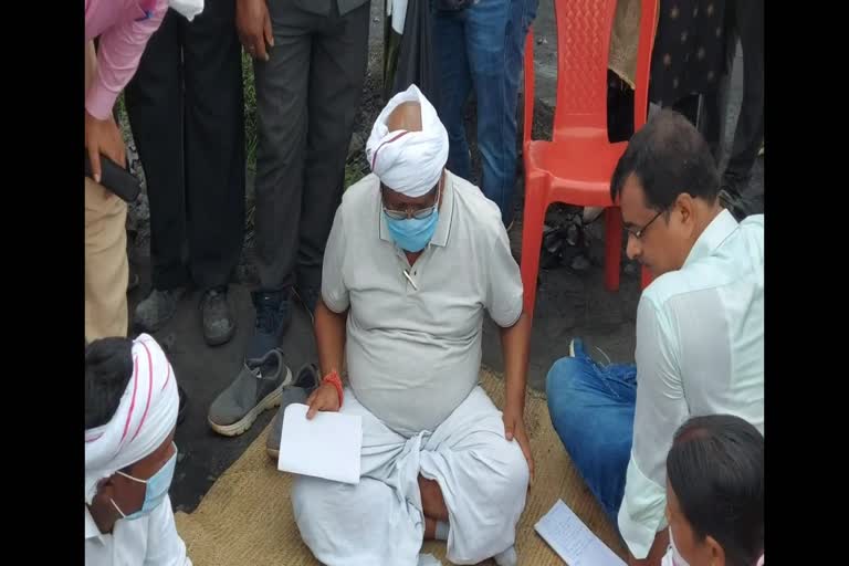 parliamentary-secretary-chintamani-maharaj-demonstrated-against-secl-in-surajpur