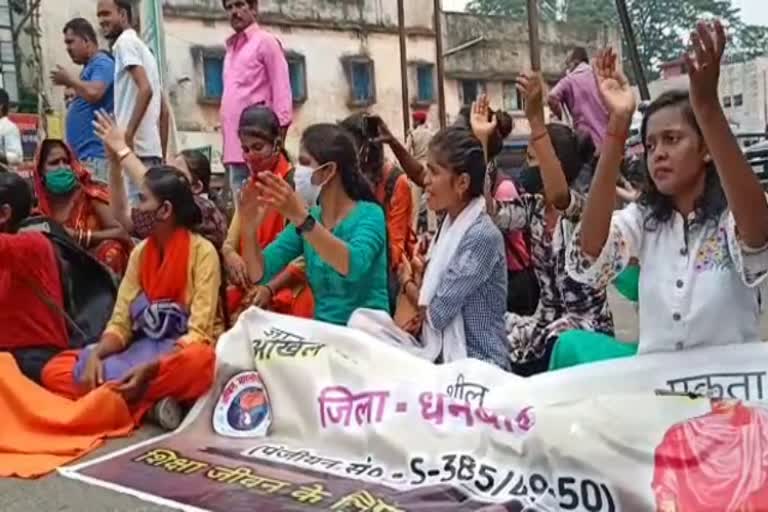 students-protest-against-lathi-charge-in-dhanbad