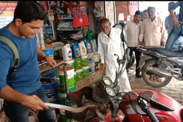 अन् सर्पमित्राच्याच दुचाकीत निघाला पाच फुटी लांब कोब्रा, पाहा VIDEO