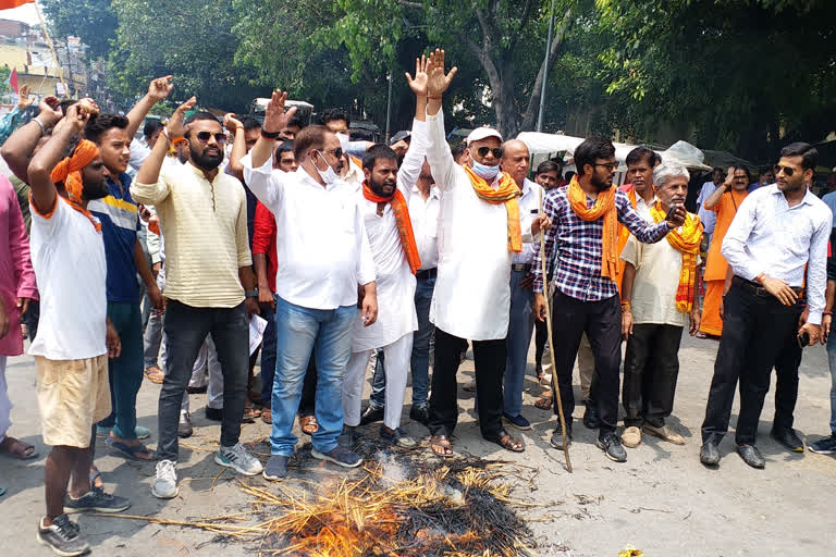 पाकिस्तान प्रधानमंत्री इमरान खान का पुतला फूंकते बजरंग दल के कार्यकर्ता.