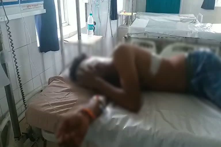 युवक पर चाकू से वार, young man stabbed with a knife