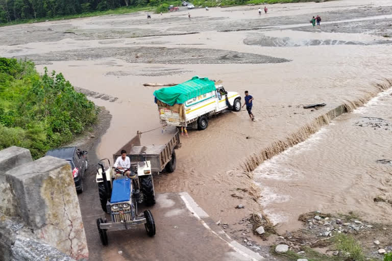 Tractor drivers doing illegal recovery