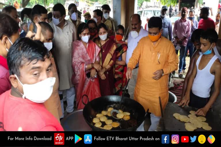 बाढ़ पीड़ितों के लिए योगी मंत्री ने खुद बनाईं पूड़ियां